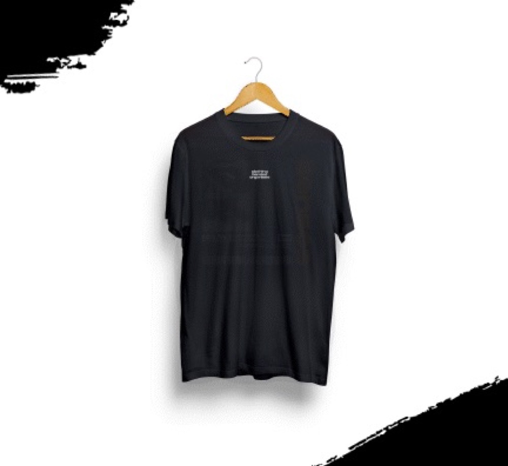 Schwarzes T-Shirt mit Print von bandee organisée auf einem Bügel